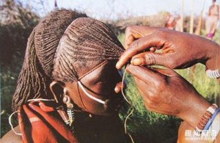 非洲人有自己的洗头方法，不同发型有着不