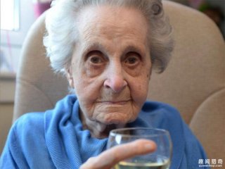 102岁长寿老太太，抽了七十多年烟，还每天
