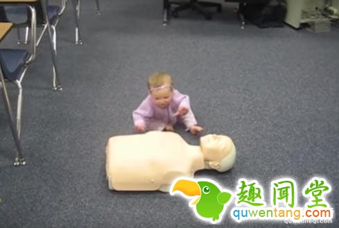 妈妈突发奇想将一个假人放在宝宝面前，没想到她却做出这种“超龄举动”.....妈妈忍不住失声尖叫！