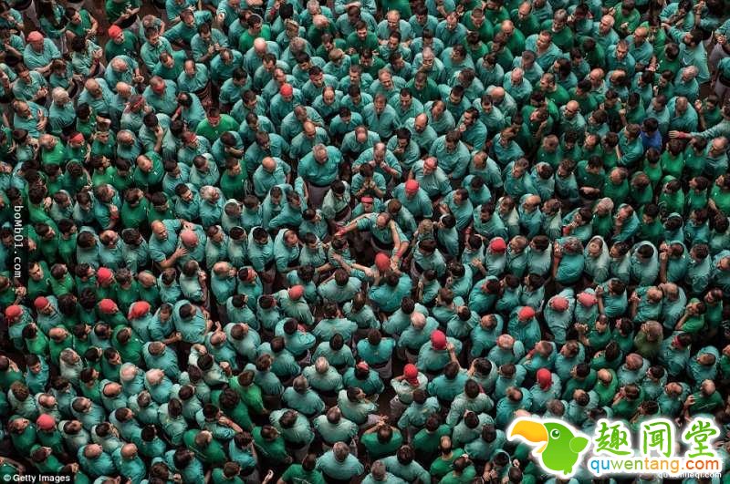 这就是西班牙两年一度的「最猛人体叠罗汉比赛」，当看到最高的队伍你肯定会觉得这个民族真的太狂了！