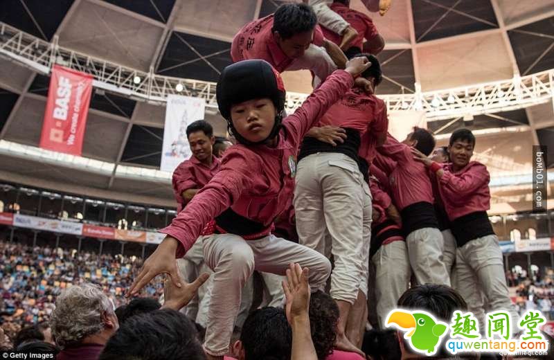 这就是西班牙两年一度的「最猛人体叠罗汉比赛」，当看到最高的队伍你肯定会觉得这个民族真的太狂了！