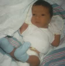 就當要放棄時「小手從子宮伸出抓住醫生」改寫了美國的法律，17歲的他看起來更是健康又帥氣!