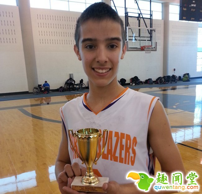 就當要放棄時「小手從子宮伸出抓住醫生」改寫了美國的法律，17歲的他看起來更是健康又帥氣!