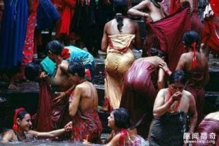太恶心！印度恒河当众洗澡：能在此洗一次