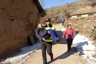 九旬老人想办身份证动不了，交警抱起来就