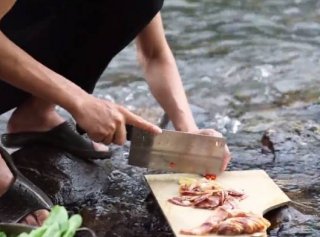 农村小伙小溪边做饭，用自家的腊肉做的广