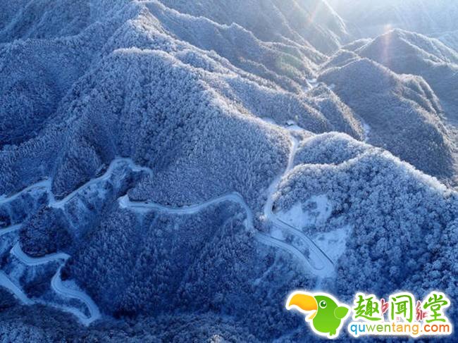 阳光下的光雾山雪景。肖洪波 摄