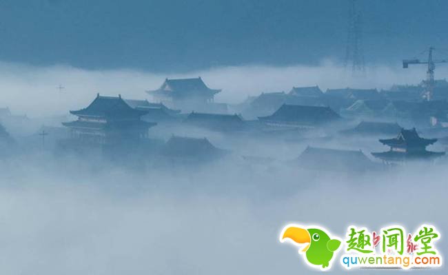 1月9日早晨，湖南桂阳文化园古郡城出现壮观的“平流雾”美景，古式建筑被氤氲的雾气环绕，若隐若现宛如仙境。通讯员 欧阳常海 摄