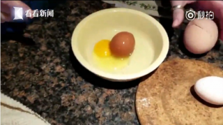 奇异！母鸡生下超大鸡蛋 敲开发现里面还