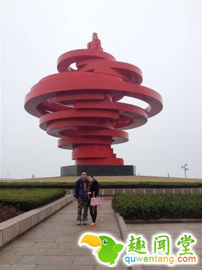 缘分！夫妻相识8年结婚5年 18年前竟在异地合过影