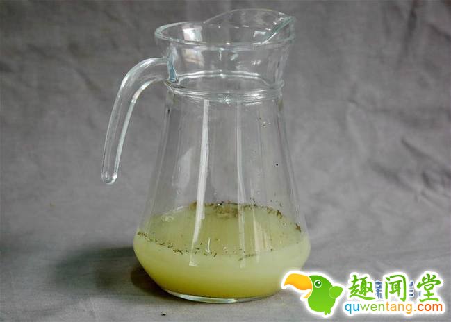 西咸新区空港新城岩村秦人墓葬发掘中发现的约300毫升液体（资料照片）。秦人爱饮酒？2000多年前古人饮用的酒是什么样的？近日，陕西省考古研究院公布了西咸新区空港新城岩村秦人墓葬的发掘结果。这批平民墓葬的时间集中在战国晚期到秦代，尽管多次被盗扰，依然出土了不同材质的文物约260余件，其中引人瞩目的是在一件密封较好的铜壶里，发现了距今2000多年的古酒。新华社发