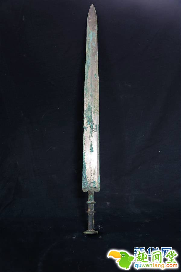 西咸新区空港新城岩村秦人墓葬发掘中发现的铜剑（资料照片）。秦人爱饮酒？2000多年前古人饮用的酒是什么样的？近日，陕西省考古研究院公布了西咸新区空港新城岩村秦人墓葬的发掘结果。这批平民墓葬的时间集中在战国晚期到秦代，尽管多次被盗扰，依然出土了不同材质的文物约260余件，其中引人瞩目的是在一件密封较好的铜壶里，发现了距今2000多年的古酒。新华社发