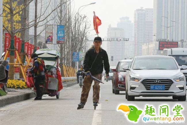 2018年3月20日，湖北襄阳，22岁小伙李宝杨从北京轮滑回湖北襄阳家，全程1092公里，途径4个省，历时19天。