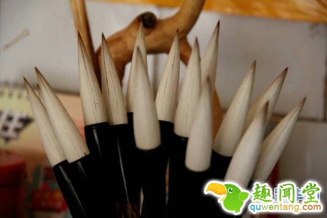 对于自家毛笔的品质，张曜壬十分有信心，“材料就摆在那里，我们用的都是好料！”但另一方面，好材料也增加了成本，“赚不了多少钱，说实话都是老母亲坚持，要不然我们兄弟几个是不会来做这个营生的！”（新华网 念新洪 摄影报道）