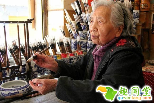 4个儿子从小耳濡目染，自然也是制作毛笔的一把好手，但每支毛笔制作完毕后，桂焕兰都要亲自检查过目，确认无误后才放上柜台进行销售。（新华网 念新洪 摄影报道）