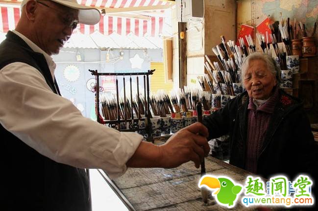 遇到懂行的顾客，桂焕兰会拿出店里最好的毛笔让其试写。多年来对传统技艺的坚守，也为毛笔庄积累下了口碑与客源，一些省外甚至国外的书法爱好者都曾慕名前来购买。但想到未来，桂焕兰不免有些担忧，“4个儿子里最小的也都60岁了，孙子辈就没有人愿意学这个……这门手艺是不是很快就会被时代淘汰？”（新华网 念新洪 摄影报道）