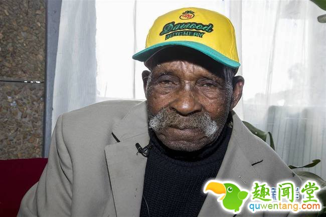 这是5月8日在南非开普敦市郊德尔福特拍摄的老人弗雷迪·布洛姆。生活在南非开普敦市郊德尔福特的老人弗雷迪·布洛姆8日迎来114岁生日。与往年不一样的是，当天为他祝寿的不仅有妻子、儿女及邻居，还有西开普省社会发展部长弗里茨以及多家媒体记者，非常热闹。新华社发（威廉·穆维摄）