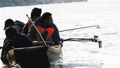 科技人员用电阻率成像法对目标地进行扫描。